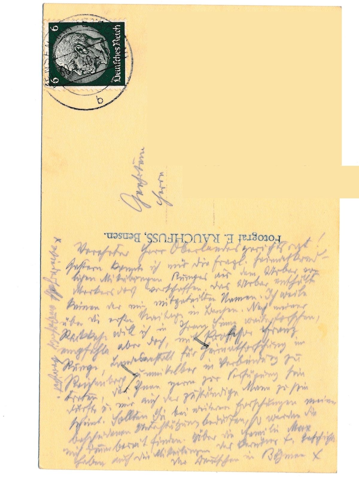 Rückseite einer handschriftlichen Postkarte in Kurrent mit Poststempel aus Bensen