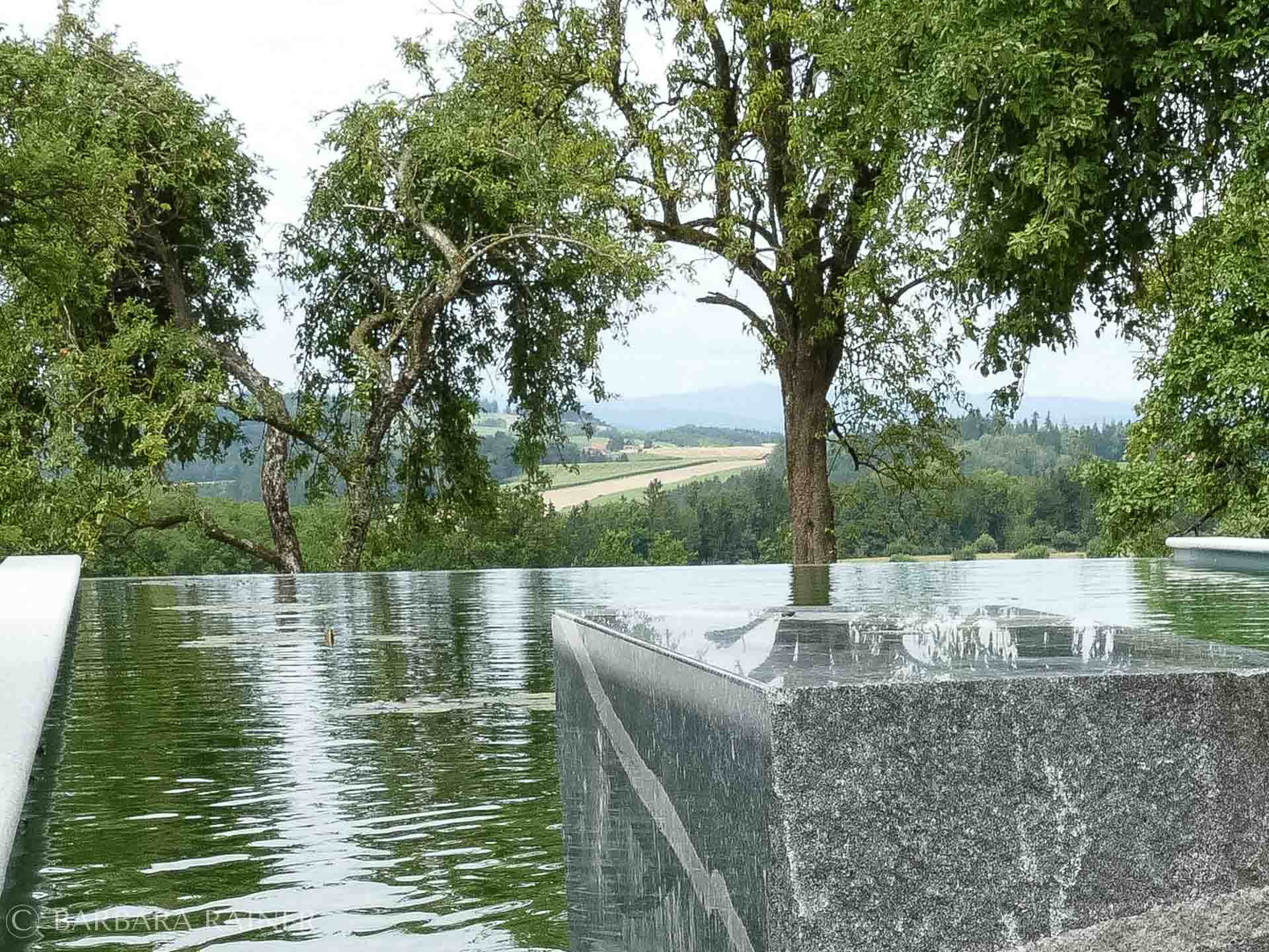 Granit-Wasserspiel mit Weitblick in die Hügellandschaft