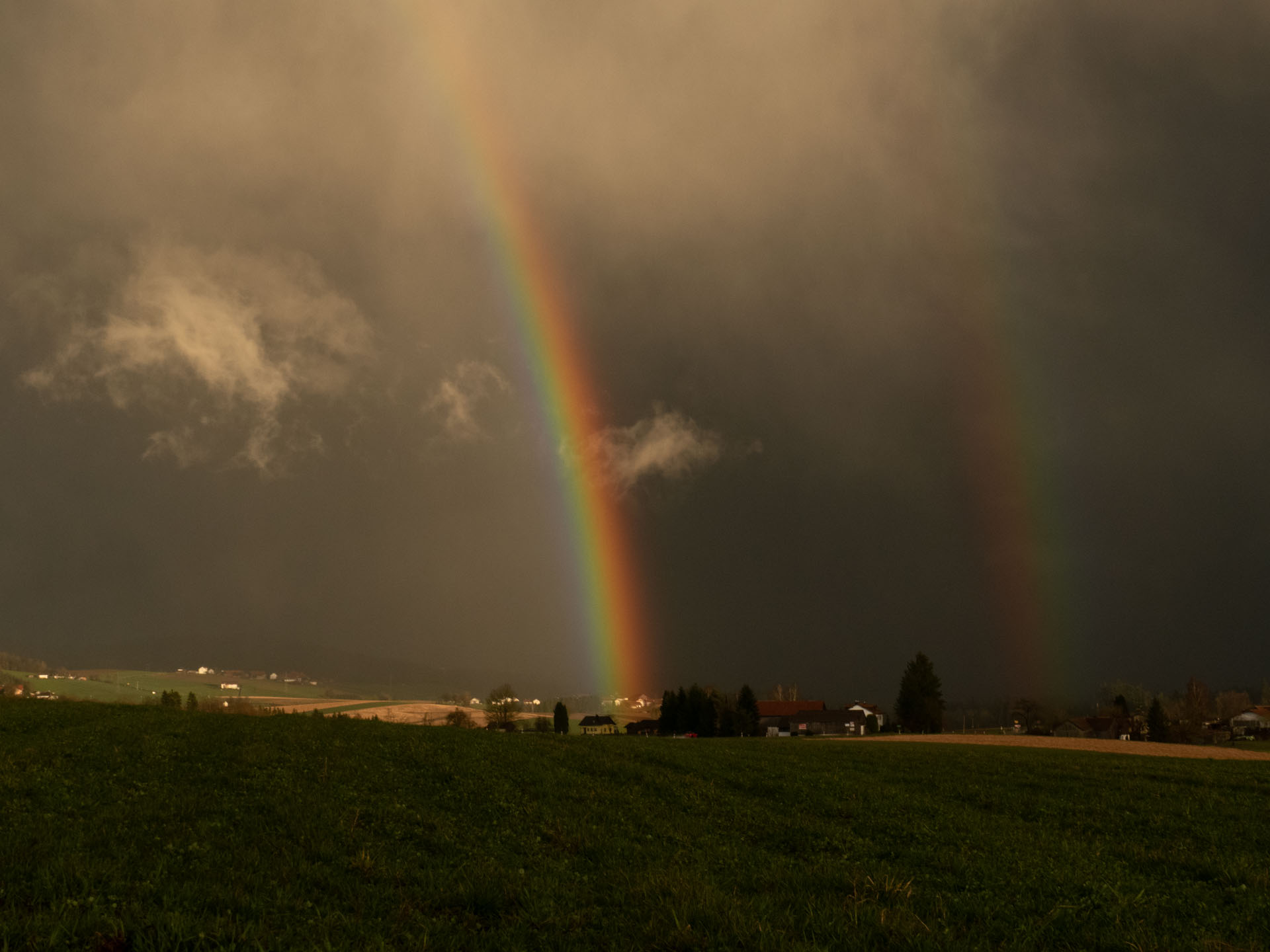 Ein Regenbogen als Brücke zwischen Himmel und Erde. Fotografie: Barbara Rainer.