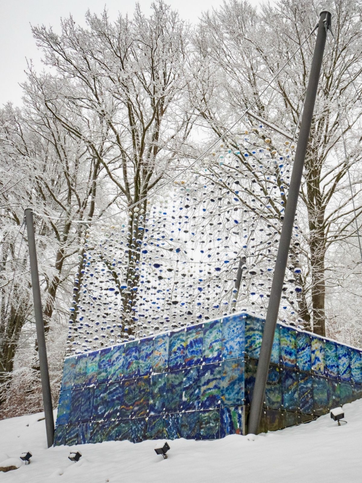 Karoli Waldkirchen im Winter mit künstlerischer Installation im Schnee.