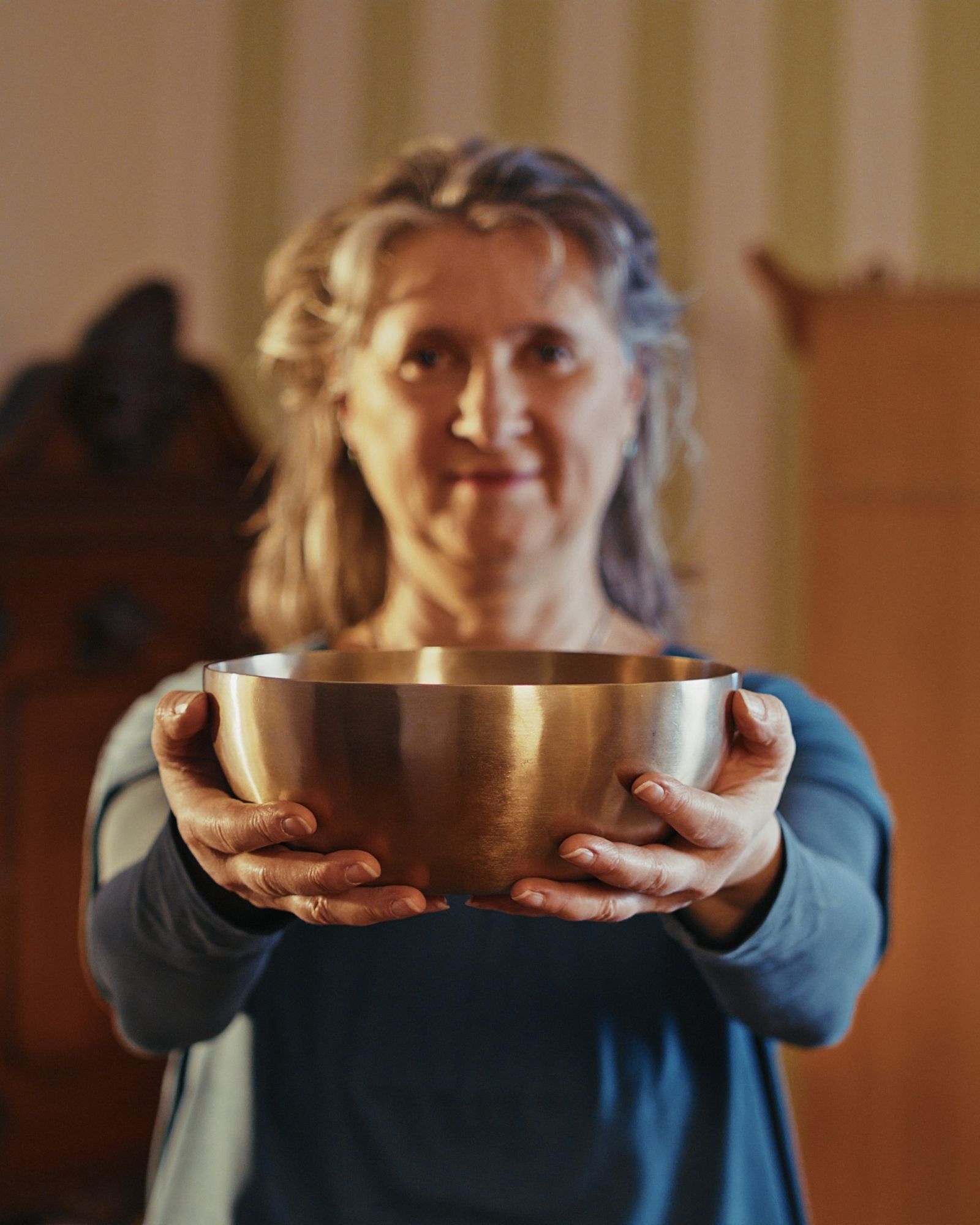 Barbara Rainer mit Klangschale