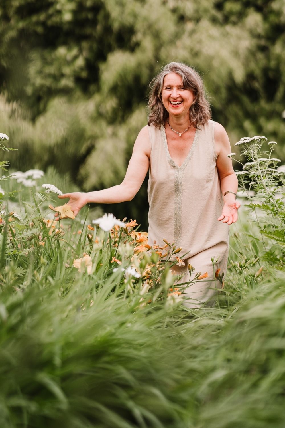 Barbara Rainer in einer Wildblumenwiese