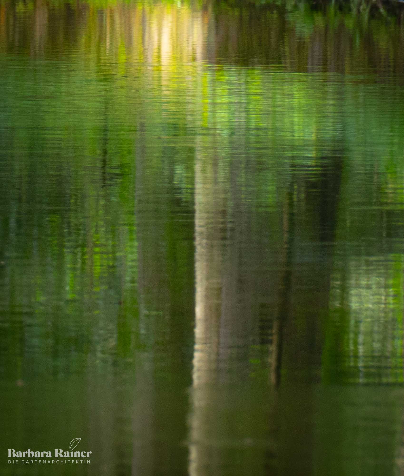 Spiegelungen im Wasser