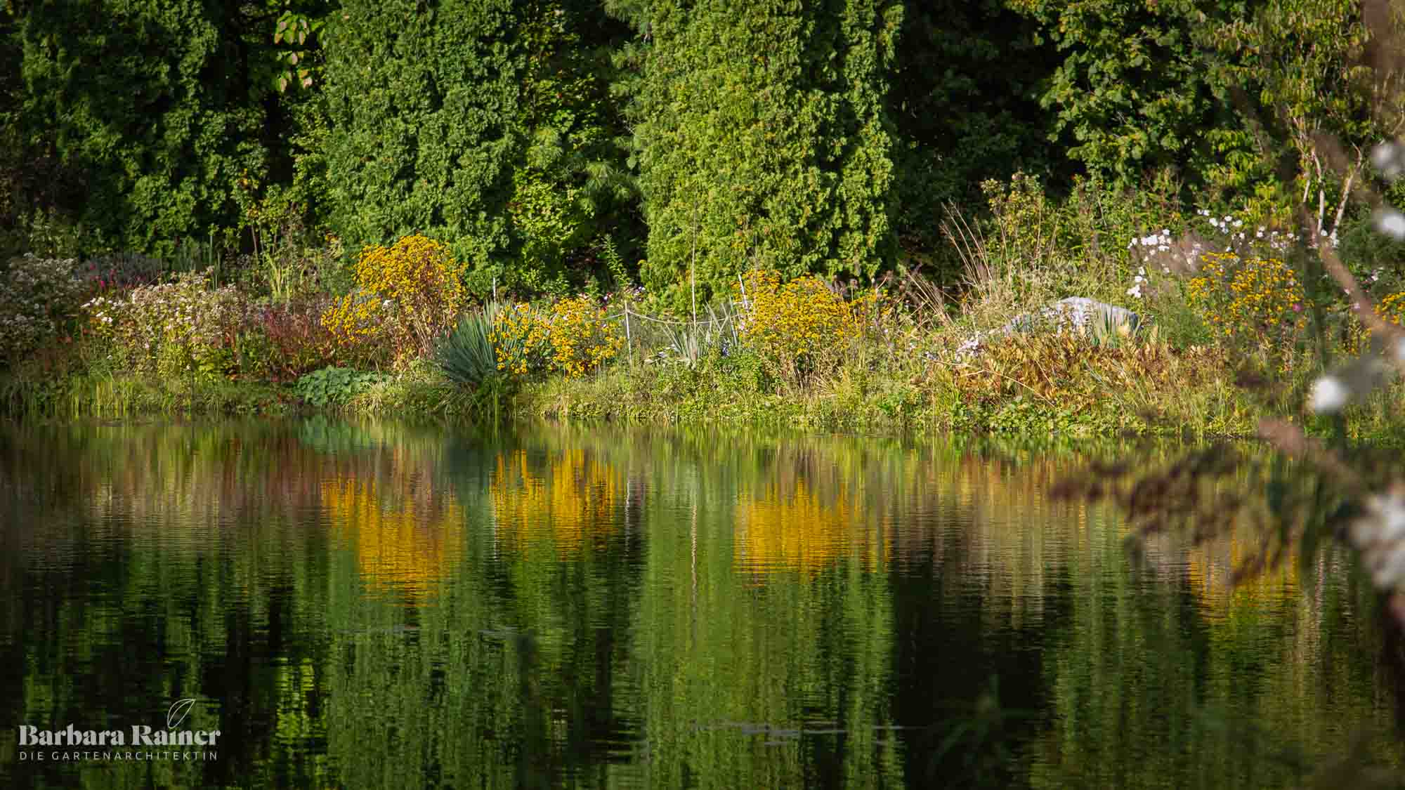 Idyllischer Gartenteich